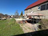 Blick auf Terasse und Pool