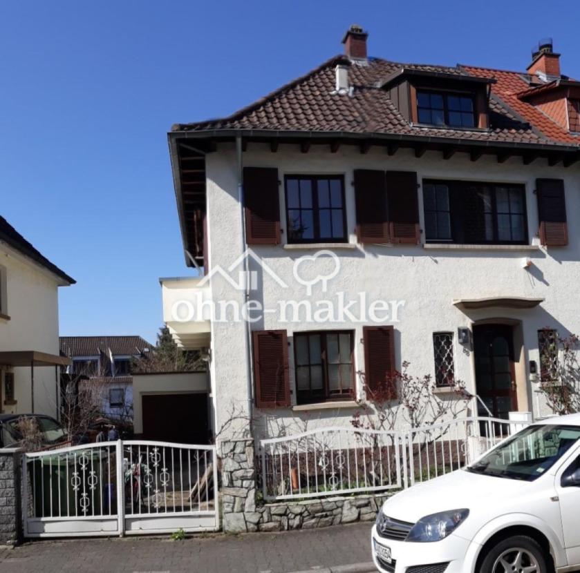 Eingangsseite mit Stellplatz u
