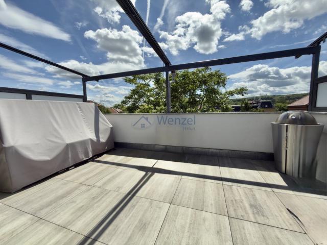 Geräumige Dachterrasse mit Steigerblick KI generiert