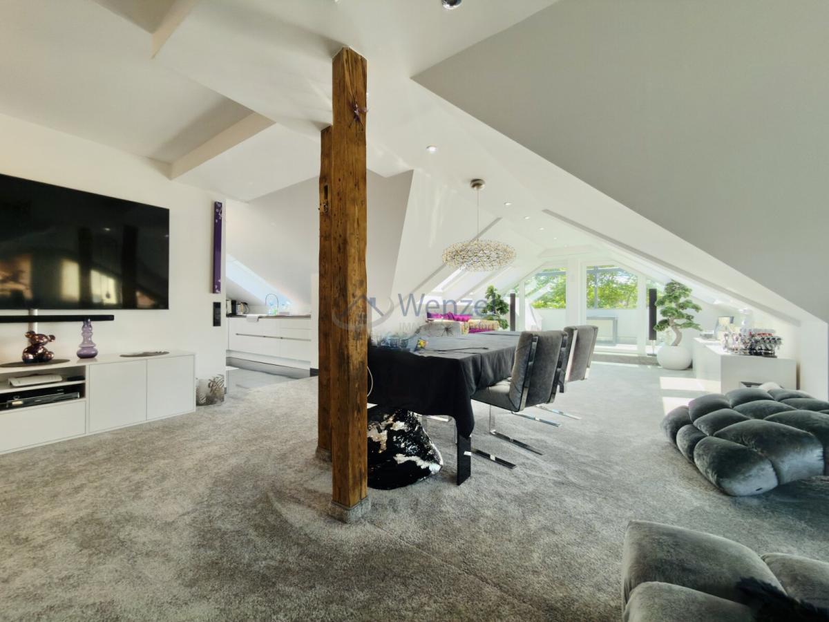 Offenes Wohnzimmer mit Dachschrägen und Galerie-Charakter
