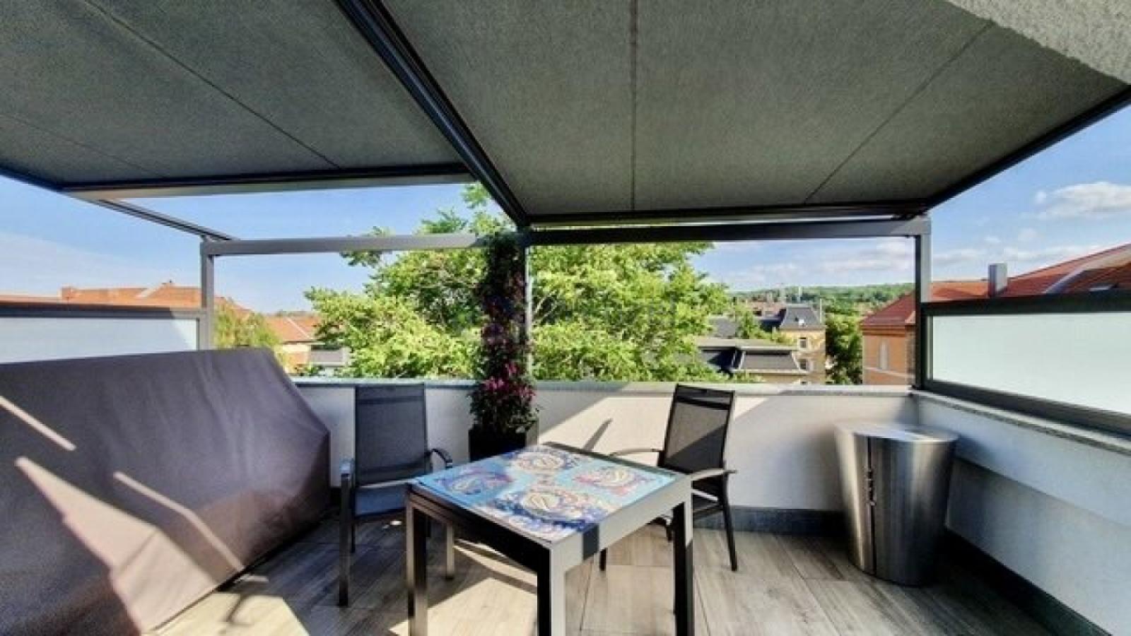 Terrasse mit elektrischem Sonnenschutz