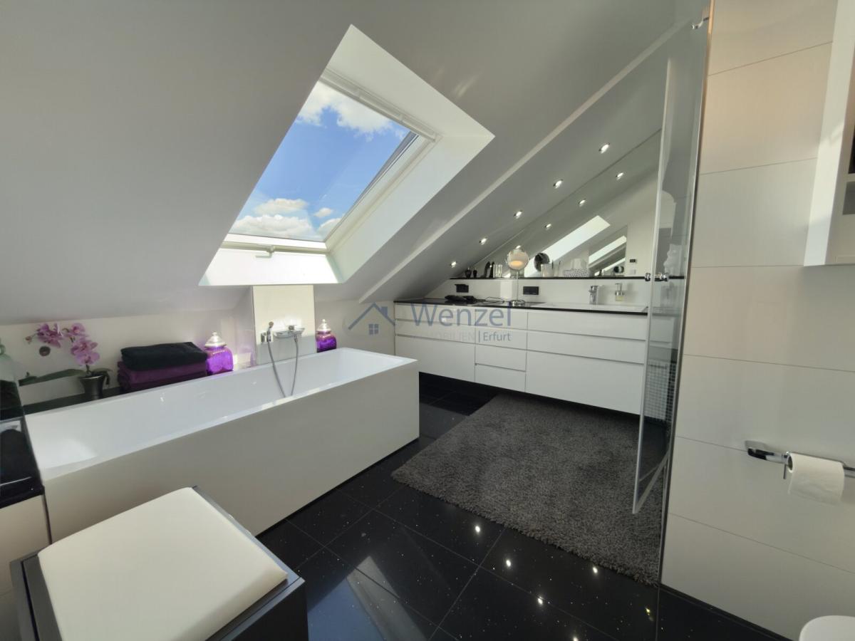 Luxus-Badezimmer mit freistehender Wanne und Dusche KI generiert
