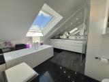 Luxus-Badezimmer mit freistehender Wanne und Dusche KI generiert