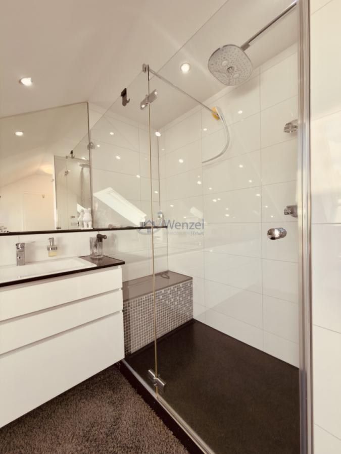 Edles Badezimmer mit begehbarer Dusche