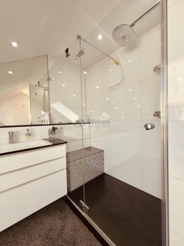 Edles Badezimmer mit begehbarer Dusche
