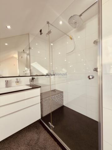 Edles Badezimmer mit begehbarer Dusche