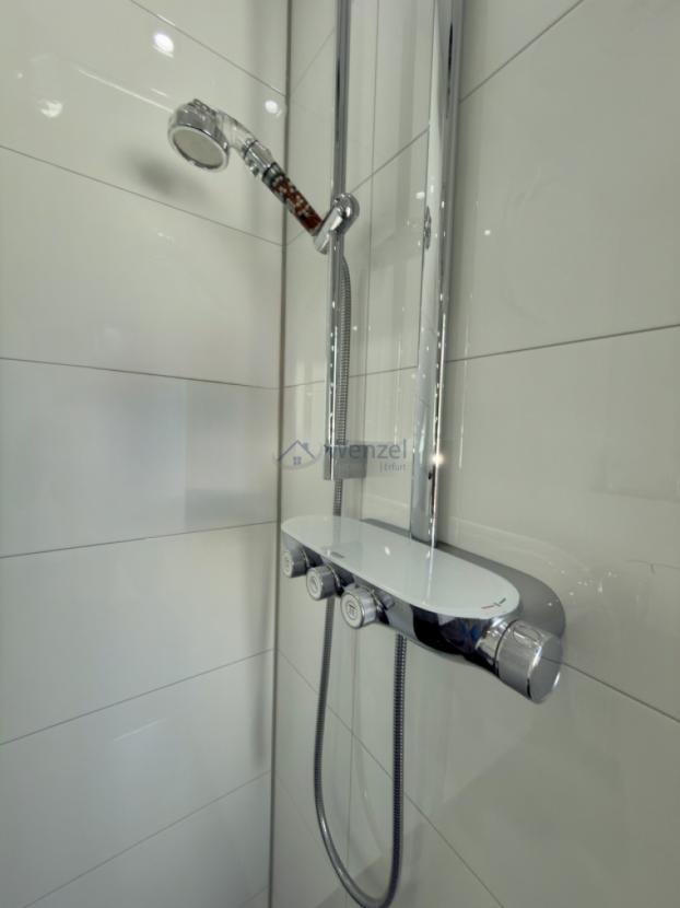 Moderne Duschanlage mit Thermostat und praktischer Ablageflächengestaltung