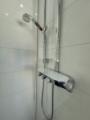 Moderne Duschanlage mit Thermostat und praktischer Ablageflächengestaltung