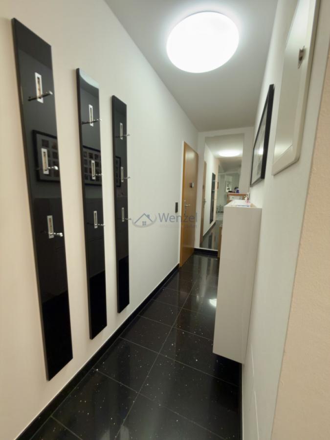 Heller Flur mit Stauraum mit Zugang zum Treppenhaus