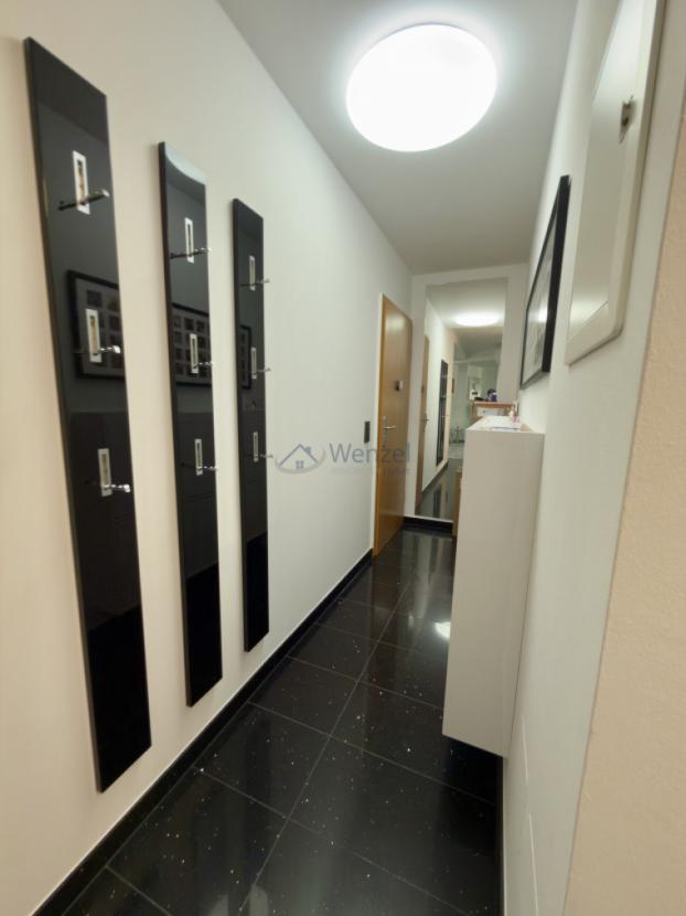 Heller Flur mit Stauraum mit Zugang zum Treppenhaus