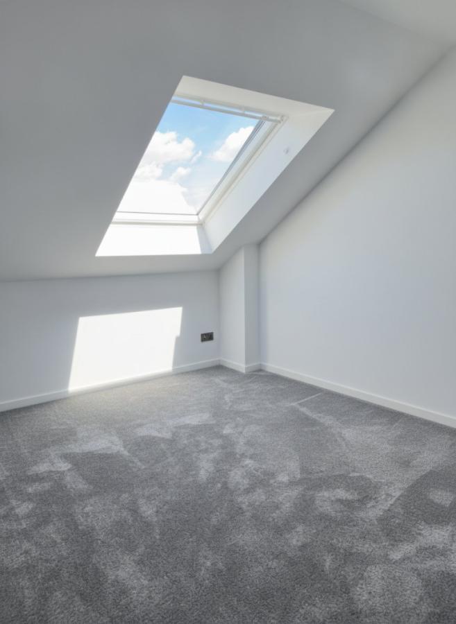 Helles Dachzimmer mit großflächigem Dachfenster und optimaler Lichtzufuhr KI generiert