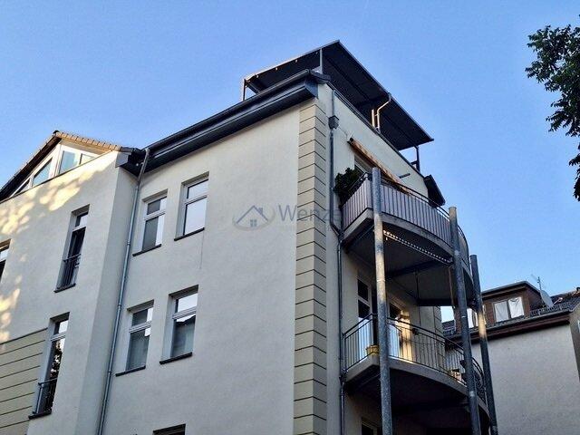 Terrasse mit ausgefahrenem Sonnenschutz