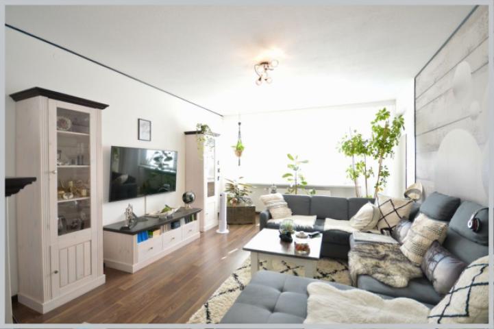 Helles Wohnzimmer mit Balkon
