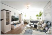 Helles Wohnzimmer mit Balkon