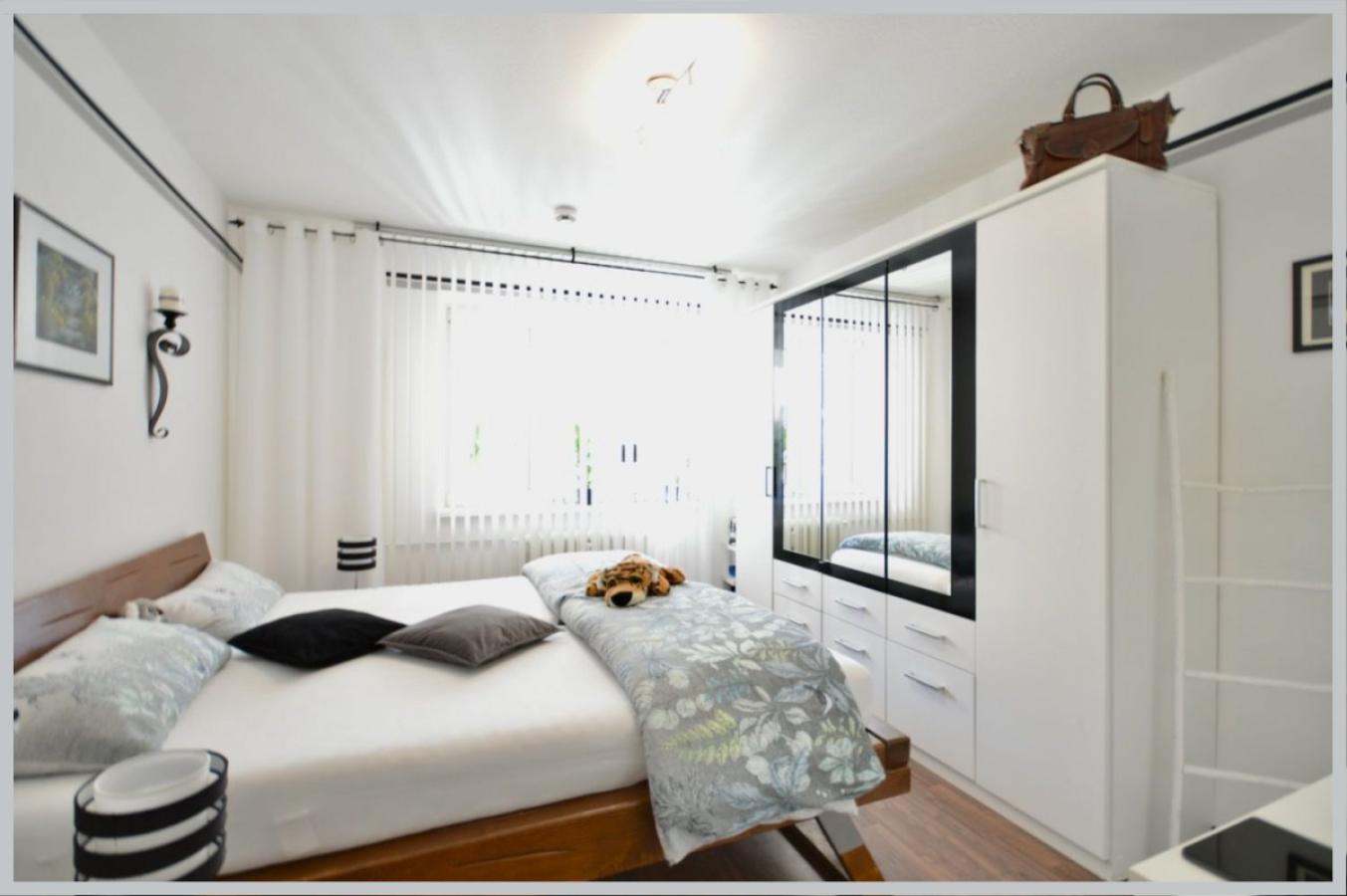 Großes Schlafzimmer zum Garten