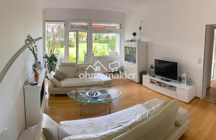 Wohnzimmer mit Tür zu Terrasse