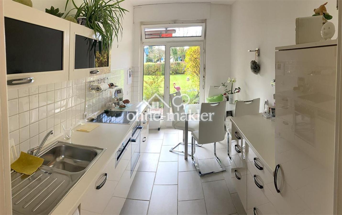 Küche mit Tür zur Terrasse