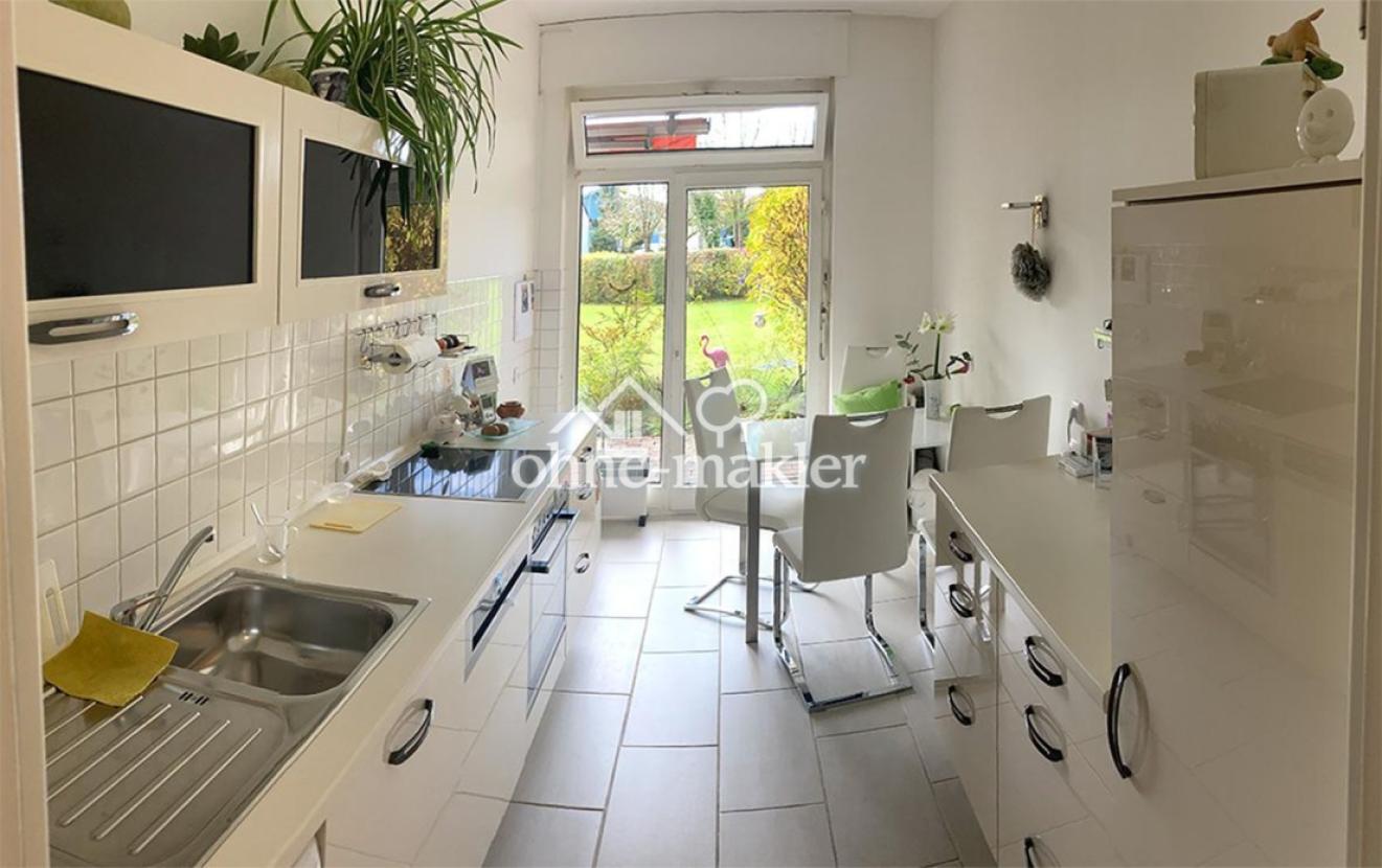 Küche mit Tür zur Terrasse