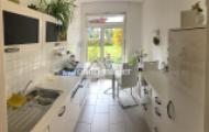 Küche mit Tür zur Terrasse