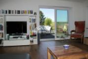 Wohnzimmer mit großem Balkon