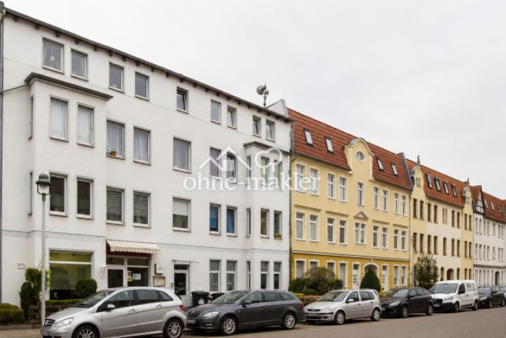 Straßenansicht mit Parkplätzen