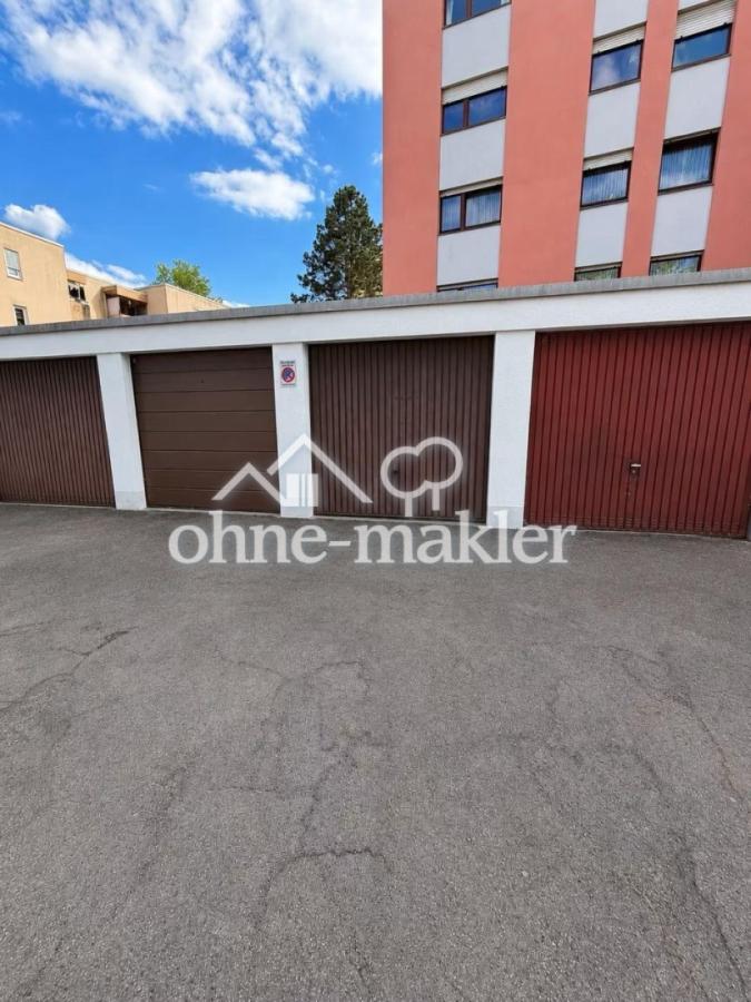 Garage mit Stellplatz davor