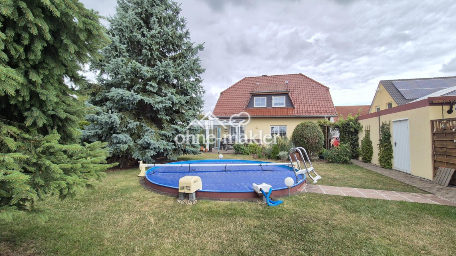 Garten mit Pool, Garage, Anbau