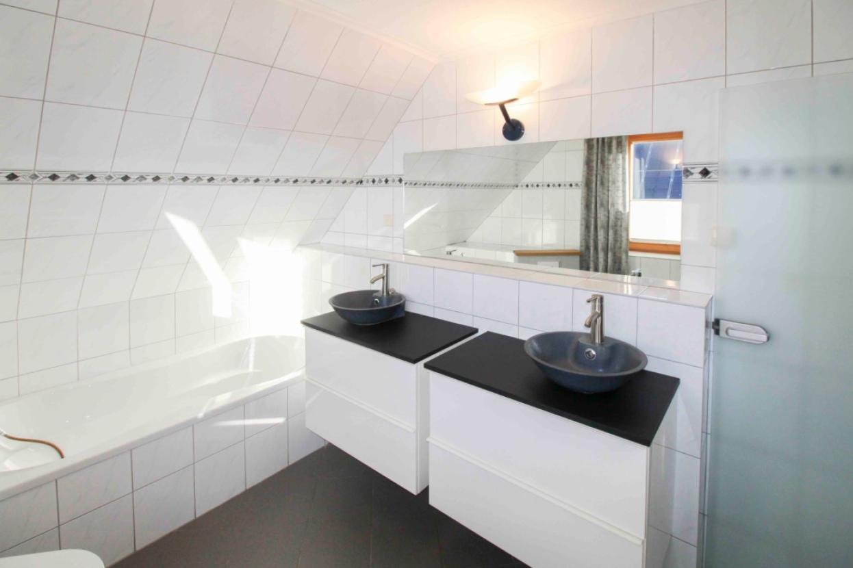 Badezimmer mit Badewanne