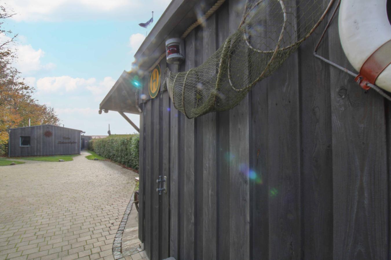 Schuppen am Eingang_