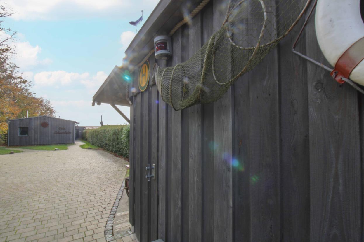 Schuppen am Eingang_