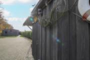 Schuppen am Eingang_