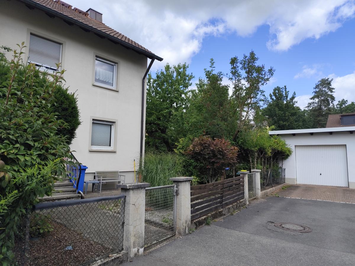 Gebäudeansicht + Garage