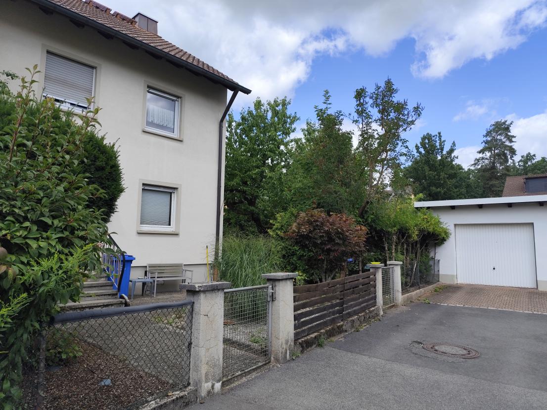 Gebäudeansicht + Garage
