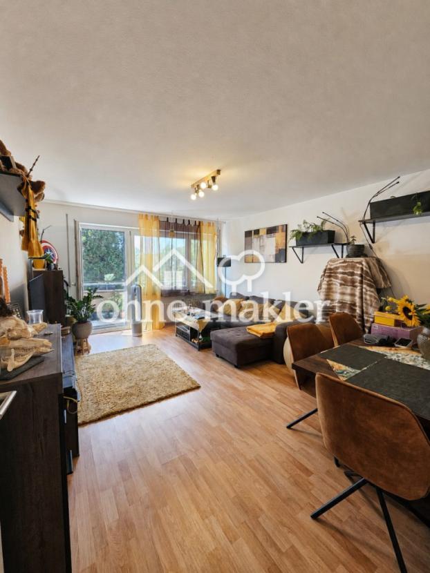 Wohnzimmer mit Balkonzugang