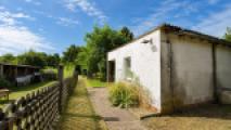 mit massiver Gartenlaube ...