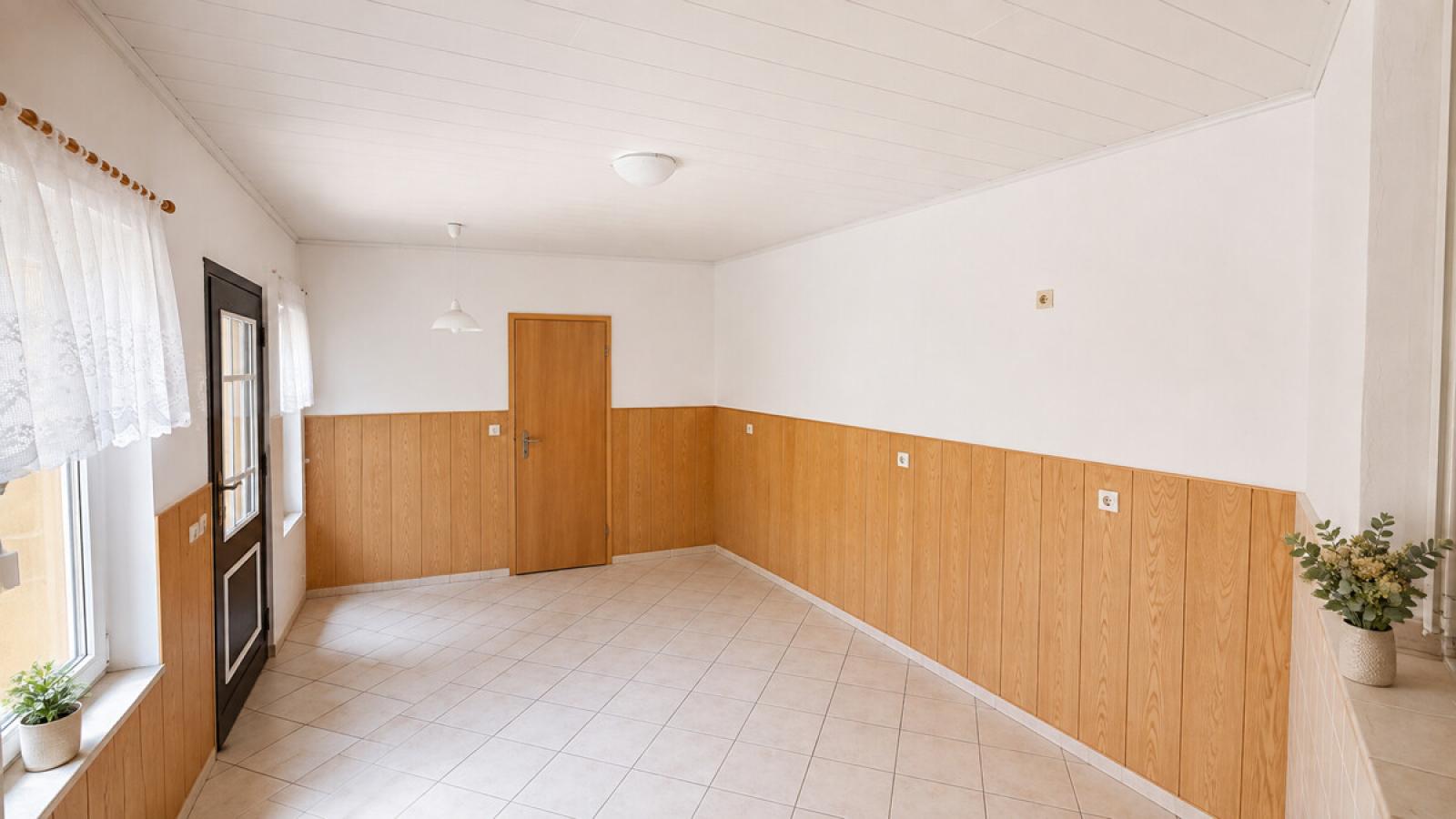 Übergangsbereich zum Badezimmer und Zugang in den Hofbereich