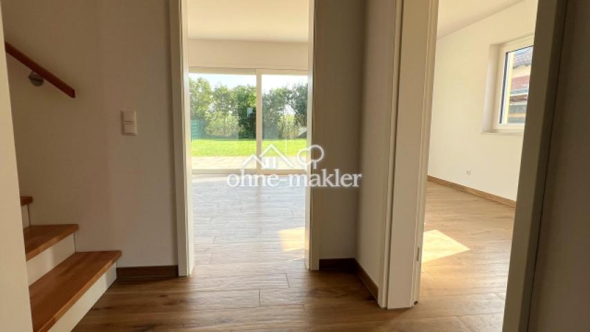 Flur mit Blick ins Wohnzimmer