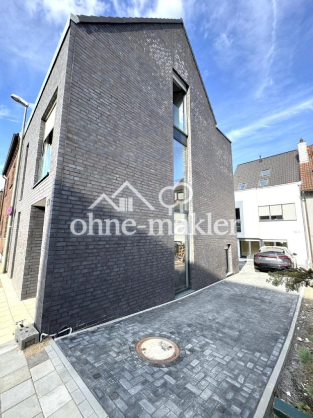 Seite mit 7 m hohem Fenster