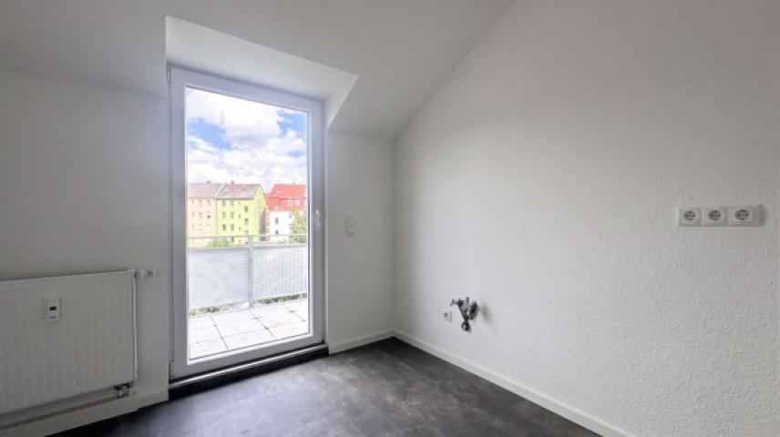 Küche mit Balkonzugang