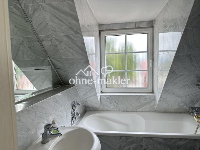 Bad mit Badewanne und Urinal