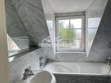 Bad mit Badewanne und Urinal