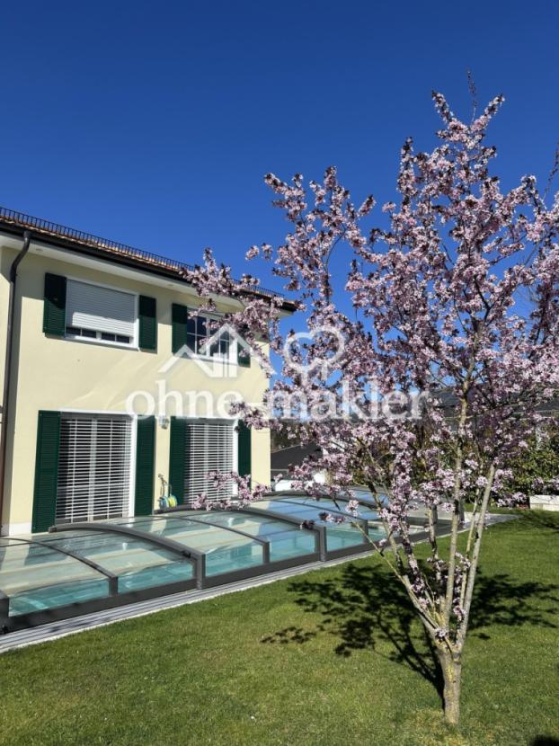 Blick auf das Haus und Pool