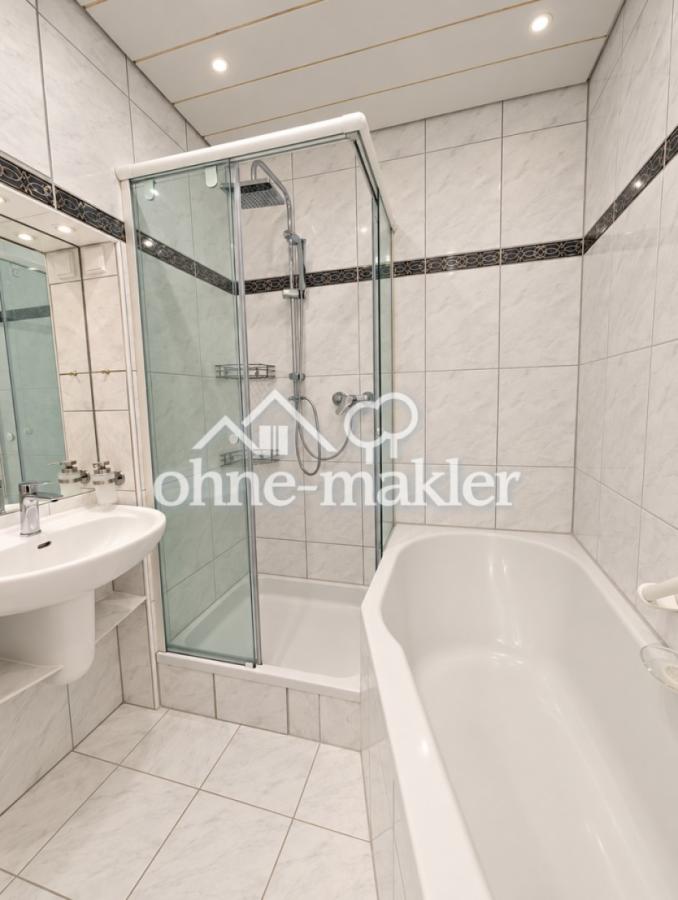Bad mit Dusche, Badewanne, WC