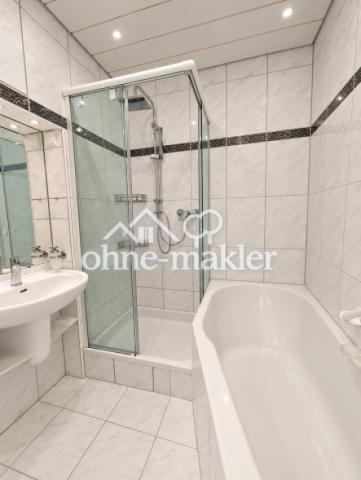 Bad mit Dusche, Badewanne, WC