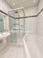 Bad mit Dusche, Badewanne, WC