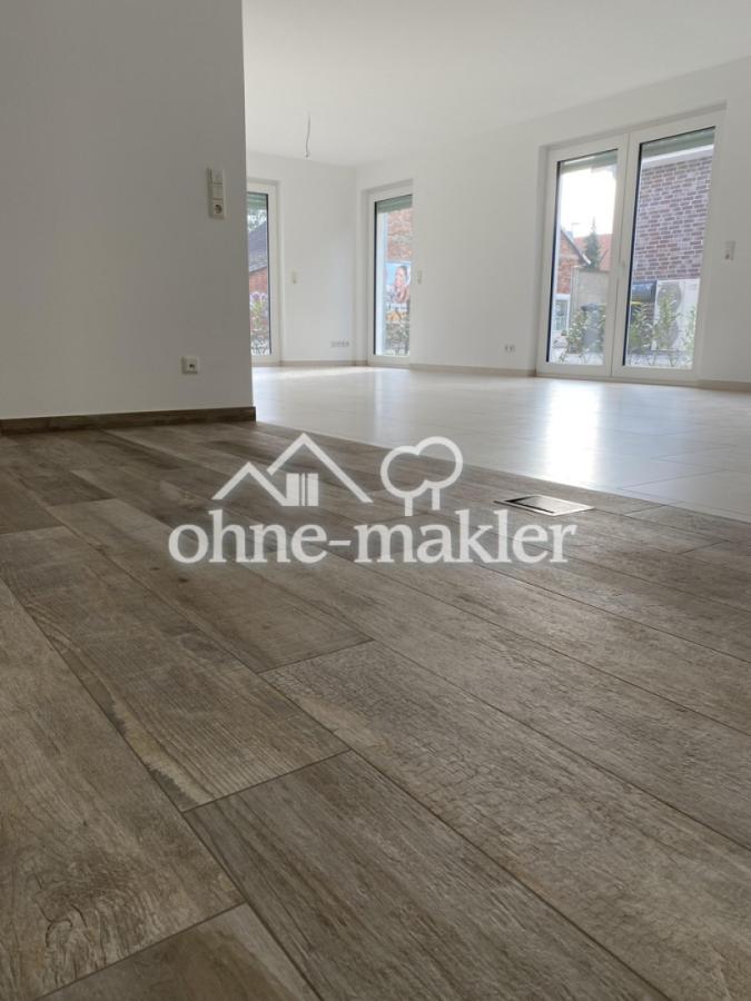 Blick von Küche ins Wohnzimmer