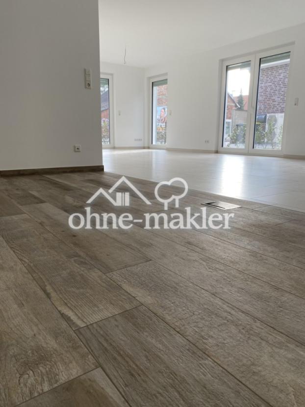 Blick von Küche ins Wohnzimmer