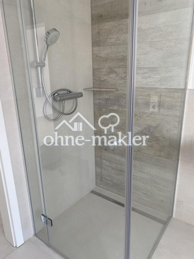 Hauptbad mit Dusche und Wanne