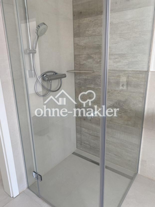 Hauptbad mit Dusche und Wanne