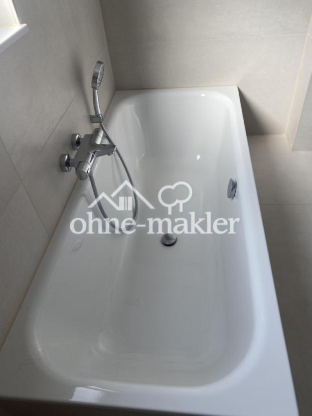 Hauptbad mit Dusche und Wanne